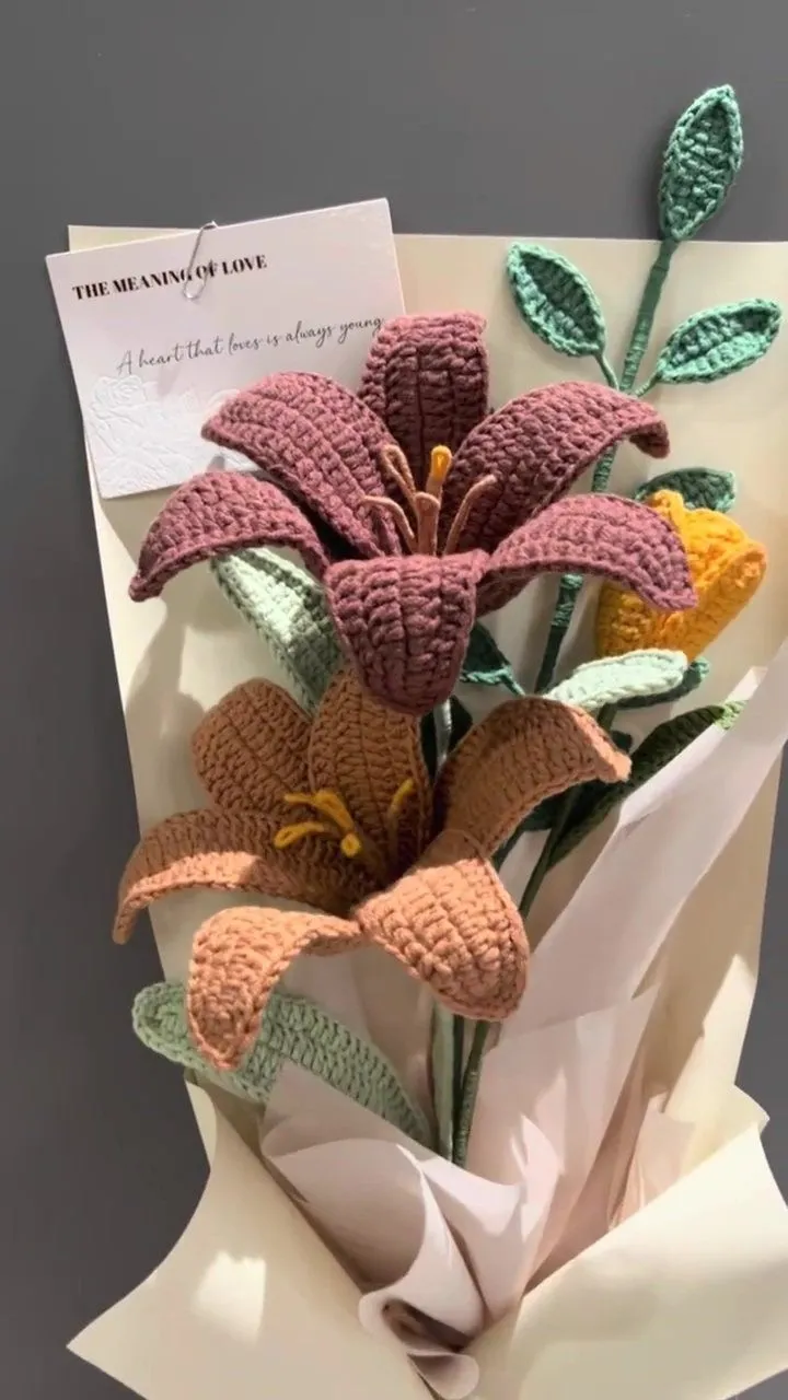 Handmade crochet lily — single stem by Teddy Bow