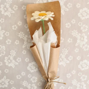 Handmade crochet daisy — single stem by Teddy Bow